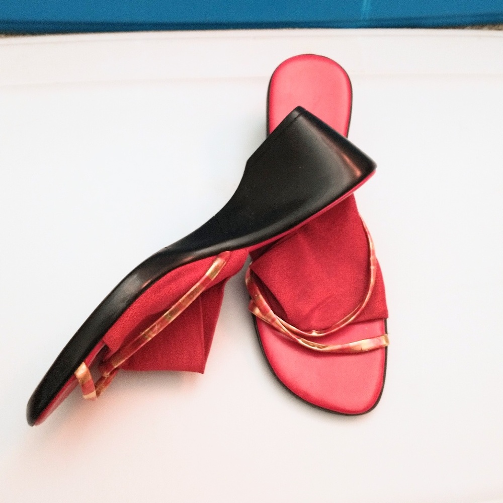 Mystery Brand: Red Wedges Gold Strap Accent 6.5